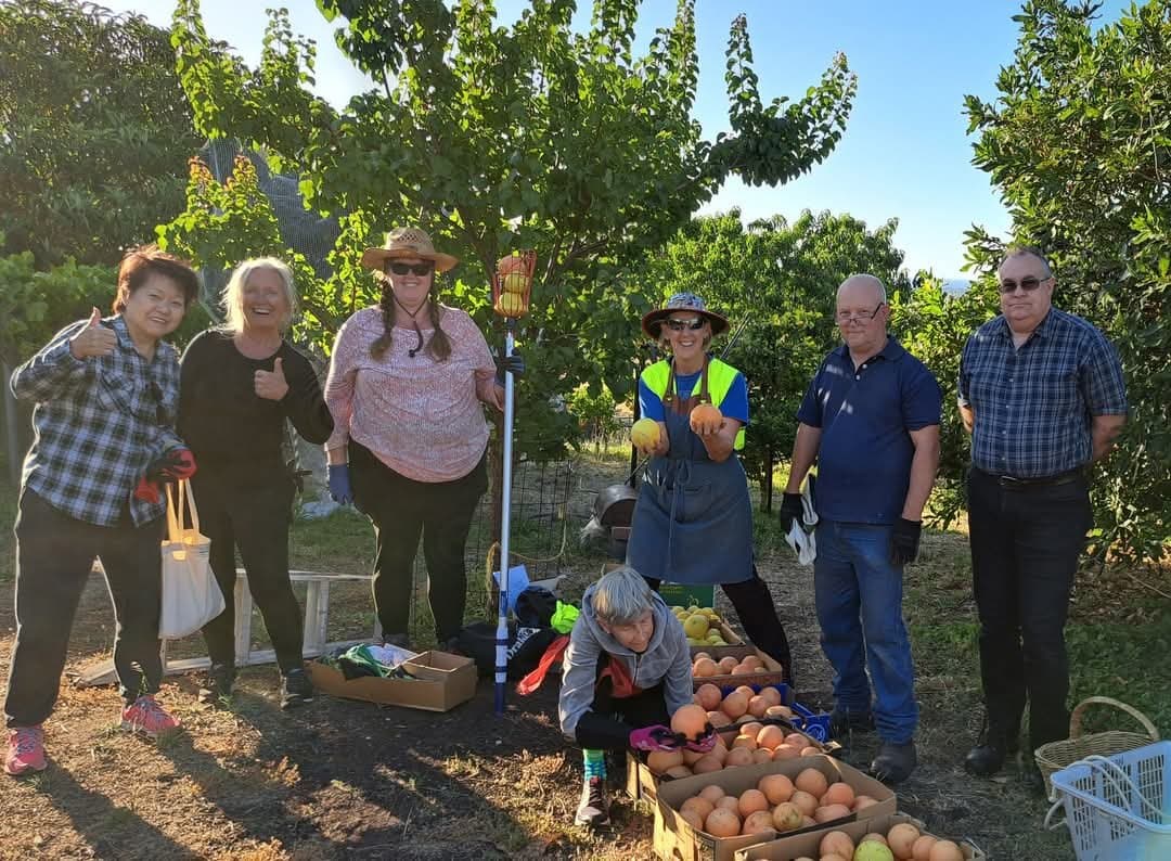 Fruit Share volunteers